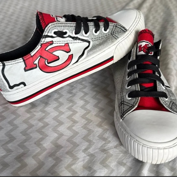 Stylish Red and White Women's Sneakers - Picture 1 of 3